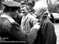 1994-08  1994 r.  Grzegorzów. Strzelnica Ligii Obrony Kraju  Zawody strzeleckie      Zawody zkończone wręczaniem odznaczeń dla zsłużonych.