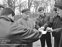 1996-05  30 marca 1996 r.  Grzegorzów. Strzelnica Ligi Obrony Kraju  Zawody strzeleckie Wiosna 96      Na zdjęciu trzeci z lewej prezes zarządu LOK Tadeusz Caban, Michał Lenkiewicz