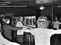1972-01  1972  Jawor, Teatr Miejski, foyer  Zespól baletowy z Powiatowego Domu Kultury    Na zdjęciu trzeci z lewej  Alfons Wanoth baletmistrz z Wrocławia.          Kronika JOK