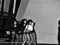 1972-04  1972  Jawor, Teatr Miejski, foyer  Zespól baletowy z Powiatowego Domu Kultury    Próba