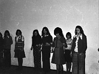 1976-014  1976 r  Jawor, Teatr Miejski  Dziecięcy i Młodzieżowy Zespół Taneczny, instruktor Maryla Skiślewicz.    Próba zespołu tanecznego