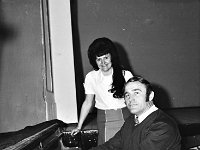 1976-015  1976 r  Jawor, Teatr Miejski  Dziecięcy i Młodzieżowy Zespół Taneczny, instruktor Maryla Skiśewicz.    Próba zespołu tanecznego. Na zdjęciu stoi Maria Skiślewicz i akopaniator Zbigniew Strzelecki.