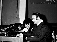 1976-016  1976 r  Jawor, Teatr Miejski  Dziecięcy i Młodzieżowy Zespół Taneczny, instruktor Maryla Skiślewicz.    Próba zespołu tanecznego.Na zdjęciu od lewej Maryla Skislewicz i Zbigniew Strzelecki.              Gazeta Jaworska 48/2010