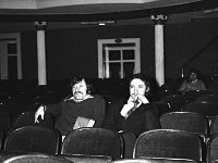 1976-08  1976 r  Jawor, Teatr Miejski  Dziecięcy i Młodzieżowy Zespół Taneczny, instruktor Maryla Skiślewicz.    Próba zespołu tanecznego  Na zdjęciu z lewej Józef Noworól, Bogdan Pittner