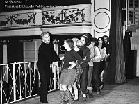 1977-03  1977 r.  Jawor, Teatr Miejski  Harcerski dzieciecy zespół estradowy.      Harcerski dziecięcy zespół estradowy działajacy przy Jaworskim Ośrodku Kultury  Na zdjęciu pierwszy z lewej Alfons Wanoth- istruktor tańca z Wrocławia .