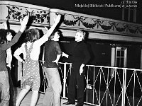 1977-05  1977 r.  Jawor, Teatr Miejski  Harcerski dzieciecy zespół estradowy.      Harcerski dziecięcy zespół estradowy działajacy przy Jaworskim Ośrodku Kultury  Na zdjęciu pierwszy z prawej Alfons Wanoth- istruktor tańca z Wrocławia .