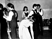 1981-05  20 czerwca 1981 r.  Jawor, Parkowa 5.Klub Technika Zakładów Kuzienniczych i Maszyn Rolniczych  I Turniej Tańca Towarzyskiego..      W garderobie. Przygotowania do turnieju.