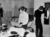 1981-06  20 czerwca 1981 r.  Jawor, Parkowa 5.Klub Technika Zakładów Kuzienniczych i Maszyn Rolniczych  I Turniej Tańca Towarzyskiego.      W garderobie. Przygotowania do turnieju.