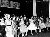 1981-07  20 czerwca 1981 r.  Jawor, Parkowa 5.Klub Technika Zakładów Kuzienniczych i Maszyn Rolniczych  I Turniej Tańca Towarzyskiego. W garderobie. Przygotowania do turnieju.      gazeta jaworska 5/91