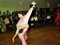 1986-04  1988 ?  Jawor, ulica Piastowska 2. Klub Relaks  Pokazy mistrzów.    Iwona Szymanska-Pawłowicz i Arkadiusz Pawłowicz - Mistrzowie Polski
