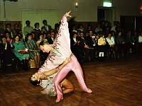 1986-05  1988 ?  Jawor, ulica Piastowska 2. Klub Relaks  Pokazy mistrzów.    Iwona Szymanska-Pawłowicz i Arkadiusz Pawłowicz - Mistrzowie Polski