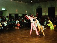 1986-06  1988 ?  Jawor, ulica Piastowska 2. Klub Relaks  Pokazy mistrzów.    Iwona Szymanska-Pawłowicz i Arkadiusz Pawłowicz - Mistrzowie Polski