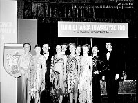 1986-01  15 lutego1986 r.  Jawor, ulica Piastowska 2. Klub Relaks  Turniej Tańca Towarzyskiego o Puchar Wyzwolenia. Turniej zorganizowano w ramach Dni Jawora.    Na zdjęciu Iwona Szymańska-Pavlovicz i Arkadiusz Pavlovicz - Mistrzowie Polski para z lewej, trzeci z lewej Zbigniew Zasada  15 lutego 1986 roku w Klubie Relaks odbyła się uroczystość z okazji 41. rocznicy wyzwolenia Jawora.   Na uroczystość przybyli: Jerzy Radzio sekretarz Komitetu Wojewódzkiego PZPR w Legnicy, Eugeniusz Tarczyński przewodniczący Wojewódzkiej Rady Narodowej w Legnicy, delegacja północnej grupy wojsk armii radzieckiej, aktyw partyjny SD i ZSL, licznie w uroczystości wzięli udzia? mieszkańcy Jawora. Z przemówieniem wystąpił Roman Gościński przewodniczący Miejskiej Rady Narodowej w Jaworze.  Wystąpiły pary dziecięce z jaworskiego klubu tanecznego oraz cztery czołowe pary polskie. Oficjalnego otwarcia turnieju tańca towarzyskiego dokonał zasępca naczelnika miasta Janusz Cholicki. Arkadiusz Pawlowicz i Iwona Szymańska Pawlowicz wystąpujący z numerem jeden, którzy zwyciężyli w konkursie. Nagrody wyróżnionym wręczali Ryszard Badoń dyrektor Wydziału  Kultury i Sztuki w Legnicy oraz Józef Noworól dyrektor Jaworskiego Ośrodka Kultury. Główną Nagrodę, puchar wyzwolenia dla pary zwycięskiej wręczyli Janusz Agdan pierwszy sekretarz Komitetu Miejskiego PZPR w Jaworze oraz Roman Gościński przewodniczący Miejskiej Rady Narodowej.          Przeglad Fabryczny 3/86