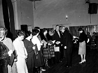 1986-10  15 lutego1986 r.  Jawor, ulica Piastowska 2. Klub Relaks  Turniej Tańca Towarzyskiego o Puchar Wyzwolenia. Turniej zorganizowano w ramach Dni Jawora.    15 lutego 1986 roku w Klubie Relaks odbyła się uroczystość z okazji 41. rocznicy wyzwolenia Jawora.   Na uroczystość przybyli: Jerzy Radzio sekretarz Komitetu Wojewódzkiego PZPR w Legnicy, Eugeniusz Tarczyński przewodniczący Wojewódzkiej Rady Narodowej w Legnicy, delegacja północnej grupy wojsk armii radzieckiej, aktyw partyjny SD i ZSL, licznie w uroczystości wzięli udział mieszkańcy Jawora. Z przemówieniem okolicznościowym wystąpi Roman Gosciński przewodniczący Miejskiej Rady Narodowej w Jaworze. Podczas tego spotkania wielu zasłużonych obywateli naszego miasta otrzymało odznaczenia państwowe i regionalne. Między innymi Krzyżem Kawalerskim Orderu Odrodzenia Polski odznaczono Kazimierz Szulc - długoletni pracownik administracji państwowej. Medale 40-lecia otrzymali: Janina Baniusiewicz, Stanisław Bar, Henryk Bojanowski, Kazimierz Hrankowski, Halina Połatajko, Jan Rogoziński, Zdzisław Węglewski, Rozalia Wróblewska i inni. Organizatorzy przełamali tradycyjny schemat tej imprezy i po części oficjalnej odbył sie turniej tańca towarzyskiego par s-klasowych o puchar wyzwolenia Jawora. Wystąpiły pary dziecięce z jaworskiego klubu tanecznego oraz cztery czołowe pary polskie. Oficjalnego otwarcia turnieju tanca towarzyskiego dokonał zastępca naczelnika miasta Janusz Cholicki. Arkadiusz Pawlowicz i Iwona Szymańska Pawlowicz wystepujący z numerem jeden, którzy zwyciężyli w konkursie. Nagrody wyróżnionym wręczali Ryszard Badoń dyrektor Wydziału  Kultury i Sztuki w Legnicy oraz Józef Noworól dyrektor Jaworskiego Ośrodka Kultury. Główną Nagrodę, puchar wyzwolenia dla pary zwycięskiej wręczyli Janusz Agdan pierwszy sekretarz Komitetu Miejskiego PZPR w Jaworze oraz Roman Gościński przewodniczący Miejskiej Rady Narodowej.