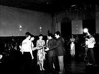 1986-15  12 lutego1986 r.  Jawor, ulica Piastowska 2. Klub Relaks  Turniej Tańca Towarzyskiego o Puchar Wyzwolenia. Turniej zorganizowano w ramach Dni Jawora.    Na zdjęciu nagradzana para Iwona Szymanska-Pavlović i Arkadiusz Pavlović - Mistrzowie Polski z tyłu Józef Noworól, Ryszrd Badoń,przy kamerze Janusz Kredoszyński