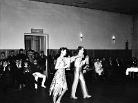 1986-29  12 lutego1986 r.  Jawor, ulica Piastowska 2. Klub Relaks  Turniej Tańca Towarzyskiego o Puchar Wyzwolenia. Turniej zorganizowano w ramach Dni Jawora.    Iwona Szymańska-Pavlović i Arkadiusz Pavlović - Mistrzowie Polski