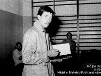 1988-22  1988 r.  Jawor, Chrobrego 26 A, Hala Sportowa Towarzytwa Krzewienia Kultury Fizycznej Jaworzanie  Dzień Edukacji Narodowej    Pokazy tańca. Na zdjęciu Pioytr Krzyżanowski.