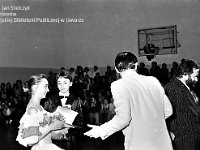 1990-28  1990 r.  Jawor, Chrobrego 26 A, Hala Sportowa  IV Dziecięcy Ogólnopolski Turniej Tańca Towarzyskiego o Puchar Wyzwolenia Jawora    Na zdjęciu nagrody wręczają Marek Białowąs urzędnik miejski i Józef Noworól dyrektor Jaworskiego Ośrodka Kultury