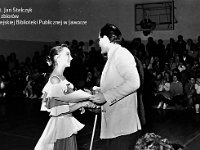 1990-29  1990 r.  Jawor, Chrobrego 26 A, Hala Sportowa  IV Dziecięcy Ogólnopolski Turniej Tańca Towarzyskiego o Puchar Wyzwolenia Jawora      Na zdjeciu od prawej Marek Białowąs miejski urzędnik.