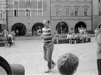 1990-02  lato 1990  Jawor, Rynek  Pokazy tańca    Na zdjęciu Marek Białowąs miejski urzędnik.