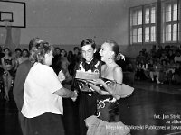 1990-19  15 wrzesnia 1990 r.  Jawor, Plac Bankowy 1, Szkoła Podstawowa nr 2 w Jaworze  Turniej Tańca Towarzyskiego      Nagrodzeni od prawej Mariusz Zakrzewski,  Bogusława Jelonek              Gazeta Jaworska 16/1990