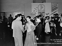 1991-59  7-8 września 1991 r.  Jawor, Chrobrego 26 A, Hala Sportowa  Dziecięcy Turniej Tańca Towarzyskiego      Nagrode wręcza Piotr Wątrucki