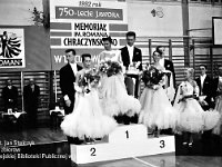 1992-19  7 listopada 1992 r.  Jawor, Plac Bankowy 1,Szkoła Podstawowa nr 2 w Jaworze  Memoriał im. Romana Chraczyńskiego w Tańcu Towarzyskim na 750-lecie Jawora    W klasie standard laureaci, Lech i Anna Romankiewiczowie,Adam Król, Danuta Niemczynowicz, Tomasz Kałużny, Dorota Okoń        Ziemia Jaworska 7/92              Ziemia Jaworska 1992/ 6