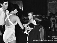 1994-44  1994 r.  Jawor, Parkowa 5, Klub Technika  Dziecięcy Turniej Tańca Towarzyskiego      Na zdjęciu od lewej  Adrian Kowalski, Izabela Kowalska (Fecko)
