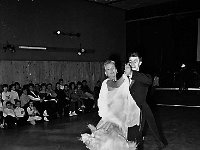 1994-09  1994 r.  Jawor, Parkowa 5, Klub Technika  Mikołajki, pokaz tańca towarzyskiego      Maciej Durasiewicz, Agnieszka Jakacka