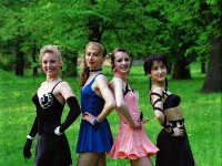 1995-06  1995 r.  Jawor, Park Miejski  Jaworski Klub Taneczny Roman      od lewej : Agnieszka Jakacka, Magdalena Kaczmarek, Kinga jakubowska, Izabela Fecko