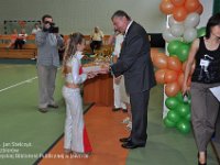 2011-125  22 maja 2011 r.  Jawor,ul. Wiejska 5. Hala Sportowa, Powiatowe Centrum Kształcenia Zawodowego   Ogólnopolski Turniej Tańca Nowoczesnego Disco Dance    Organizatorzy : Studio Tańca i Ruchu I&A Kowalscy, Spółdzielczy Klub Piast, Jaworski Ośrodek Kultury. Wręczanie nagród od prawej  Artur Urbański.