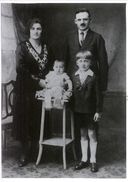 Józef Gielniak (seated on a stool) with his parents and his brother Kazimierz, 1933 (reproduction).