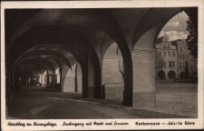 Hirschberg im Riesengebirge. Laubengang mit Markt und Brunnen [Dokument ikonograficzny]