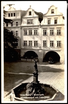 Hirschberg i. Riesengeb. Marktbrunnen mit Gabeljürge [Dokument ikonograficzny]