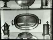 Cyna - przegląd zbior&oacute;w rzemiosła artystycznego Muzeum Okręgowego w Jeleniej G&oacute;rze [Dokument ikonograficzny]