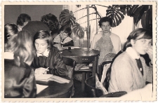Hospitacja Oddziału Dziecięcego Biblioteki Publicznej Jawor przez bibliotekarzy z Zielonej Góry w 1962 r., zdjęcie 1