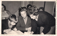 Hospitacja Oddziału Dziecięcego Biblioteki Publicznej Jawor przez bibliotekarzy z Zielonej Góry w 1962 r., zdjęcie 2