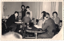 Hospitacja Oddziału Dziecięcego Biblioteki Publicznej Jawor przez bibliotekarzy z Zielonej Góry w 1962 r., zdjęcie 4
