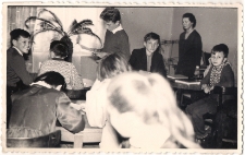 Hospitacja Oddziału Dziecięcego Biblioteki Publicznej Jawor przez bibliotekarzy z Zielonej Góry w 1962 r., zdjęcie 7