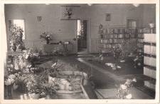 Wystawa kwiatów z okazji 22 Lipca 1971 r. w Wypożyczalni dla Dorosłych w Jaworze, zdjęcie 2