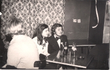 Bal noworoczny dla czytelników biblioteki w Jaworze pod hasłem "Z książką na walizkach" 1976 r., zdjęcie 6