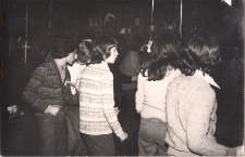 Bal noworoczny dla czytelników biblioteki w Jaworze pod hasłem "Z książką na walizkach" 1976 r., zdjęcie 7