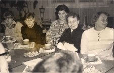 Spotkanie aktywu Koła Pprzyjacioł Biblioteki w Jaworze z okazji Święta Kobiet 1976 r., zdjęcie 2
