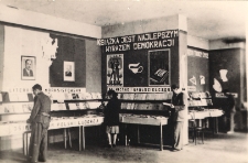 Wystawa książek i czasopism w MBP w Jaworze w latach 50.