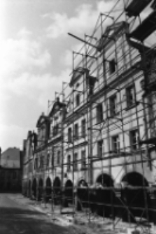 Chełmsko Śląskie - rekonstrukcja kamieniczek (fot. 1) [Dokument ikonograficzny]