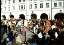 Teatry uliczne (fot.1) [Dokument ikonograficzny]