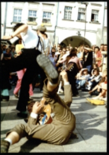 Teatry uliczne (fot.12) [Dokument ikonograficzny]