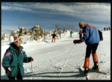 Narciarze na stoku (fot.1) [Dokument ikonograficzny]