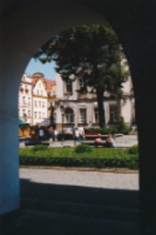 Plac Ratuszowy - widok spod arkad (fot.1) [Dokument ikonograficzny]