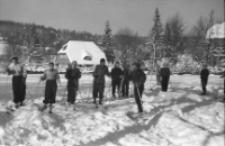 [Szklarska Poręba : grupa narciarzy] (fot. 9) [Dokument ikonograficzny]